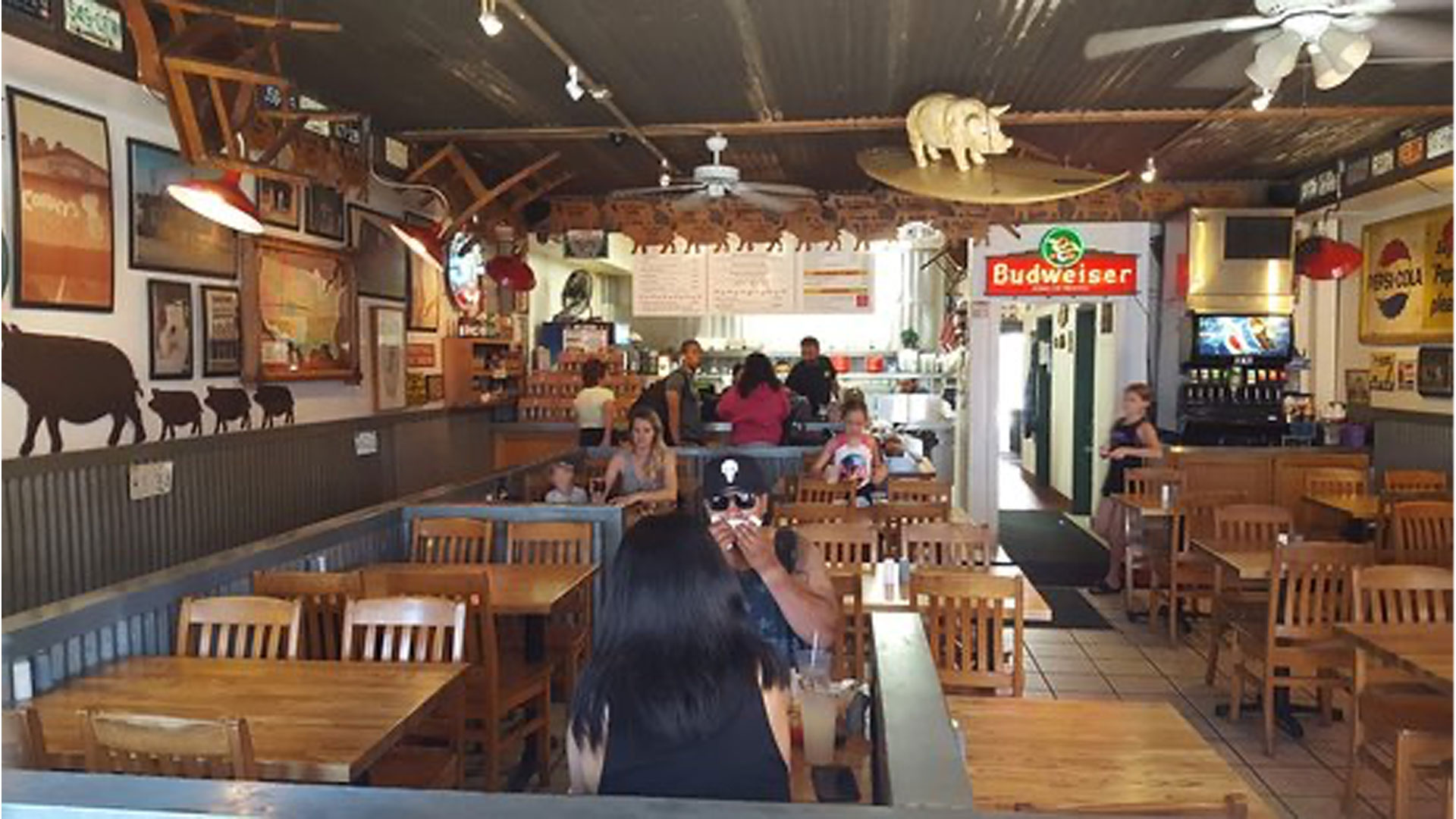 Mo's-BBQ-Pismo-Beach-Interior-from-Door