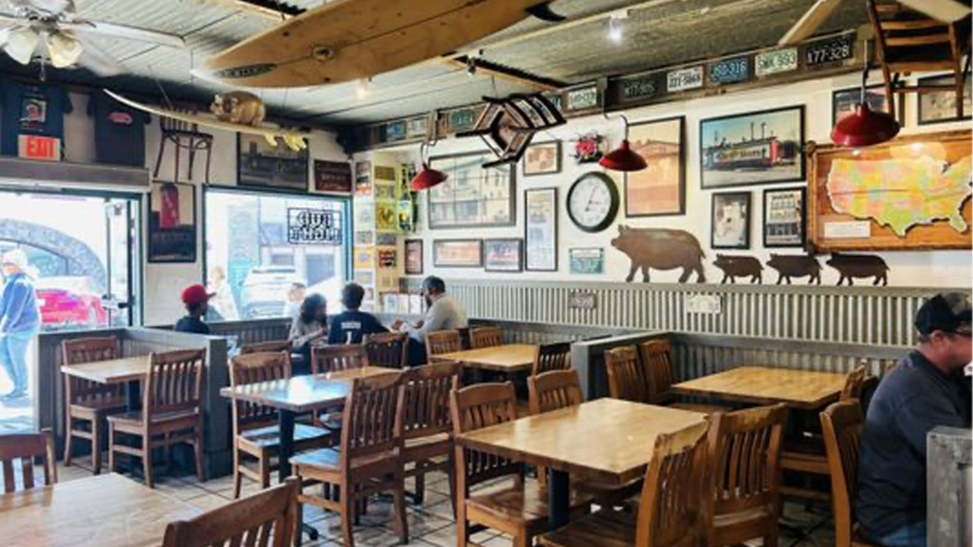 Mo's-BBQ-Pismo-Beach-Interior